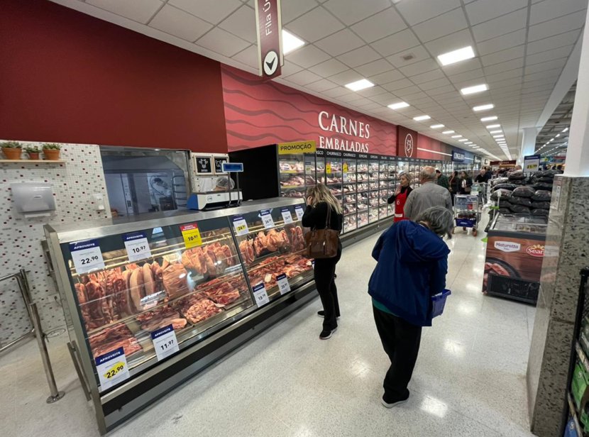 Seção de carnes embaladas em supermercado brasileiro