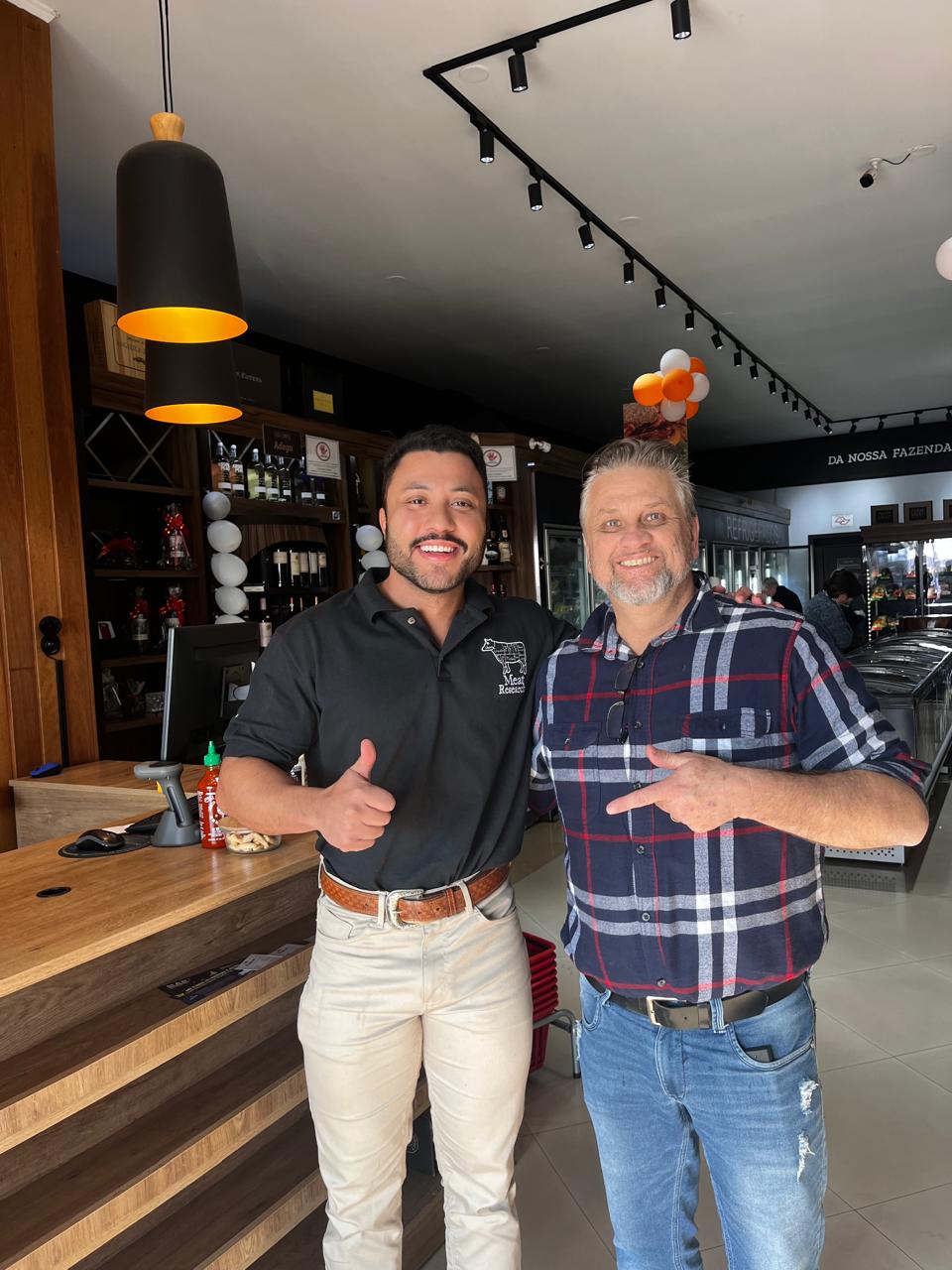 Antonio com cliente 08