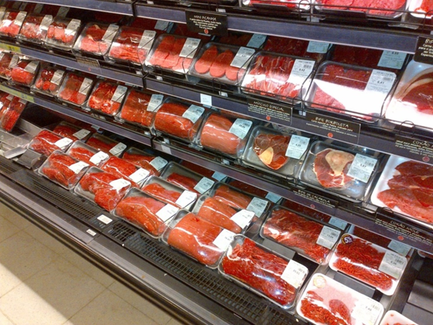 Gôndola de autosserviço com carne embalada