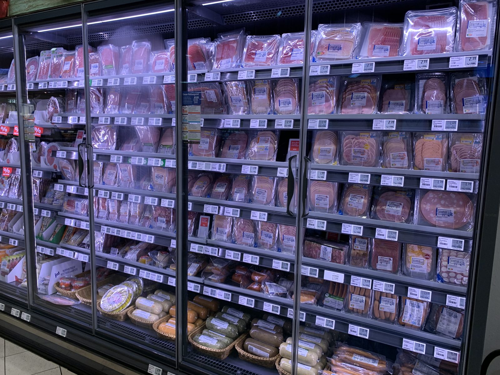 Parede de carnes embaladas