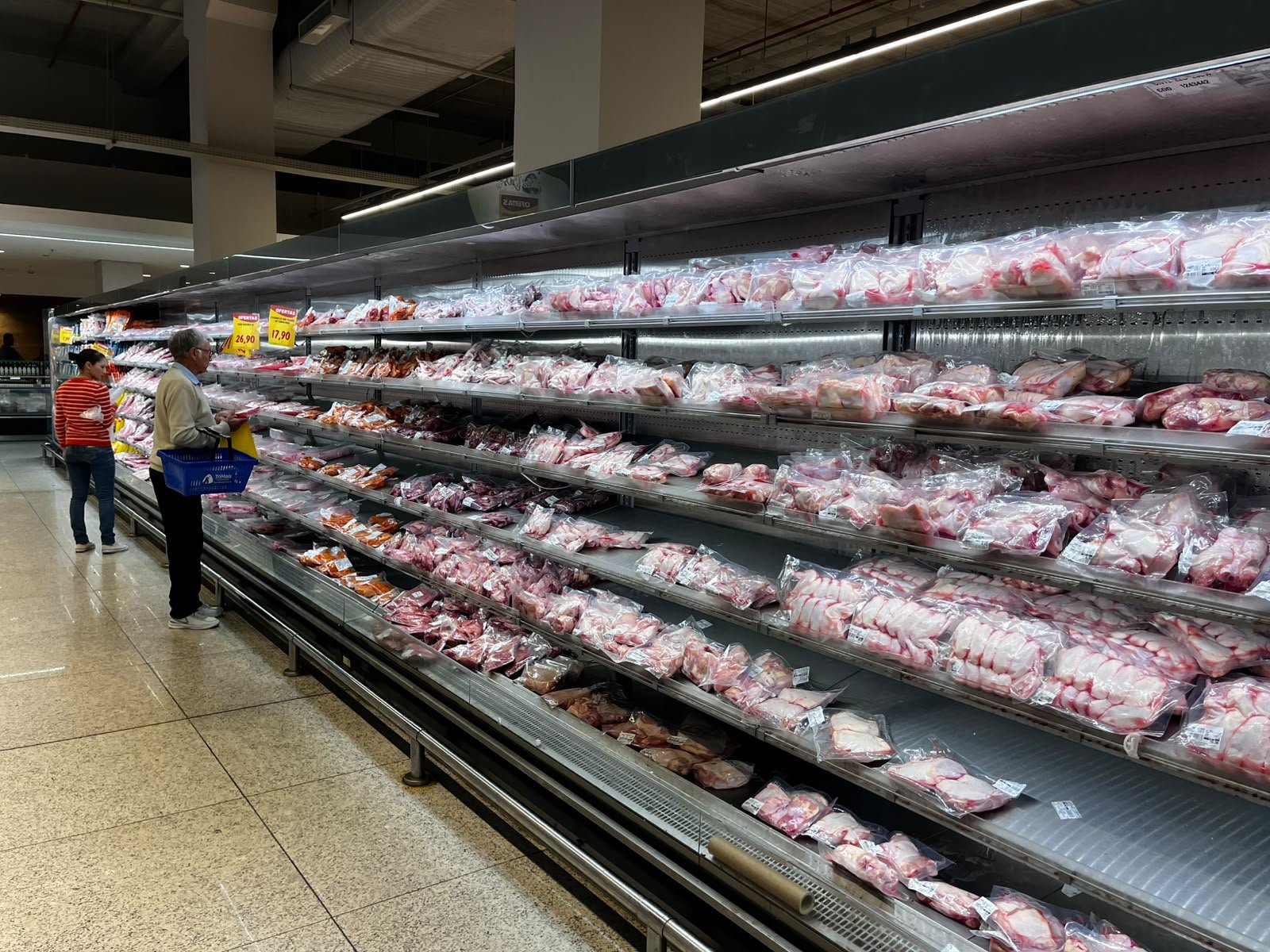 Clientes na gôndola de carnes