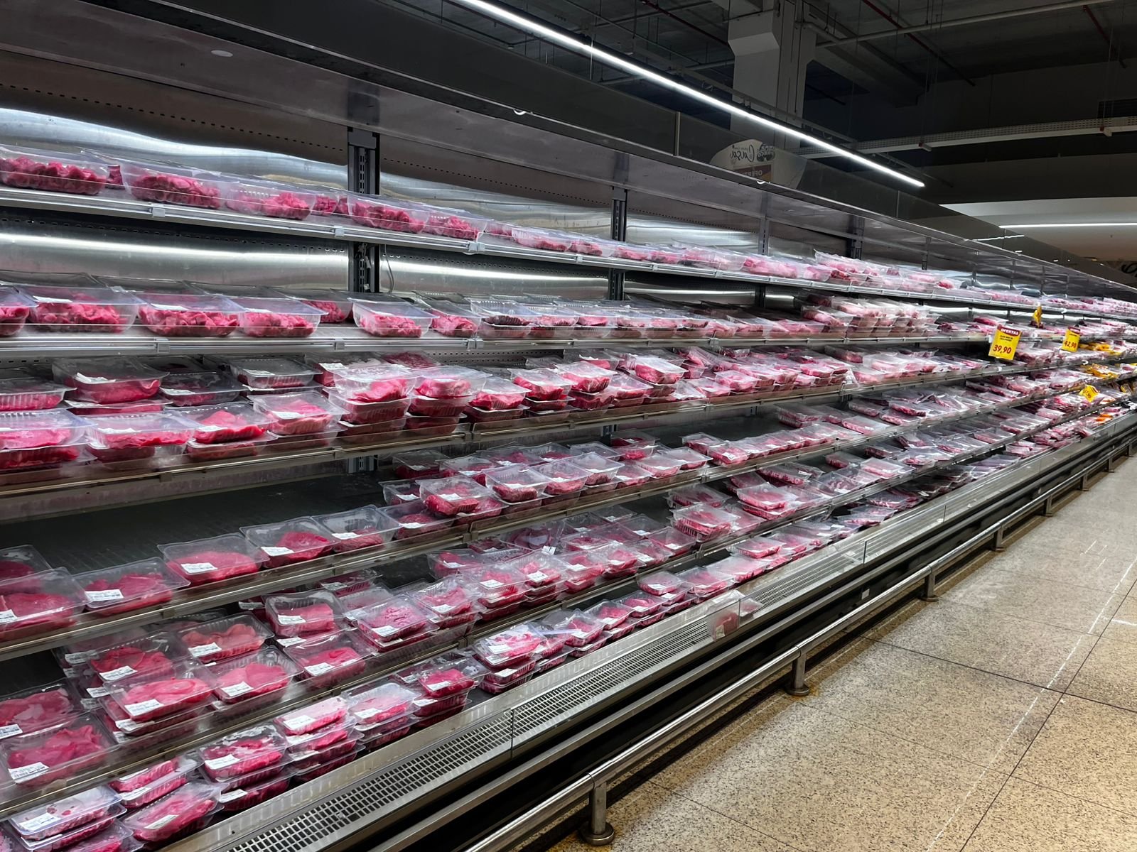 Gôndola vertical de carnes do TriMais