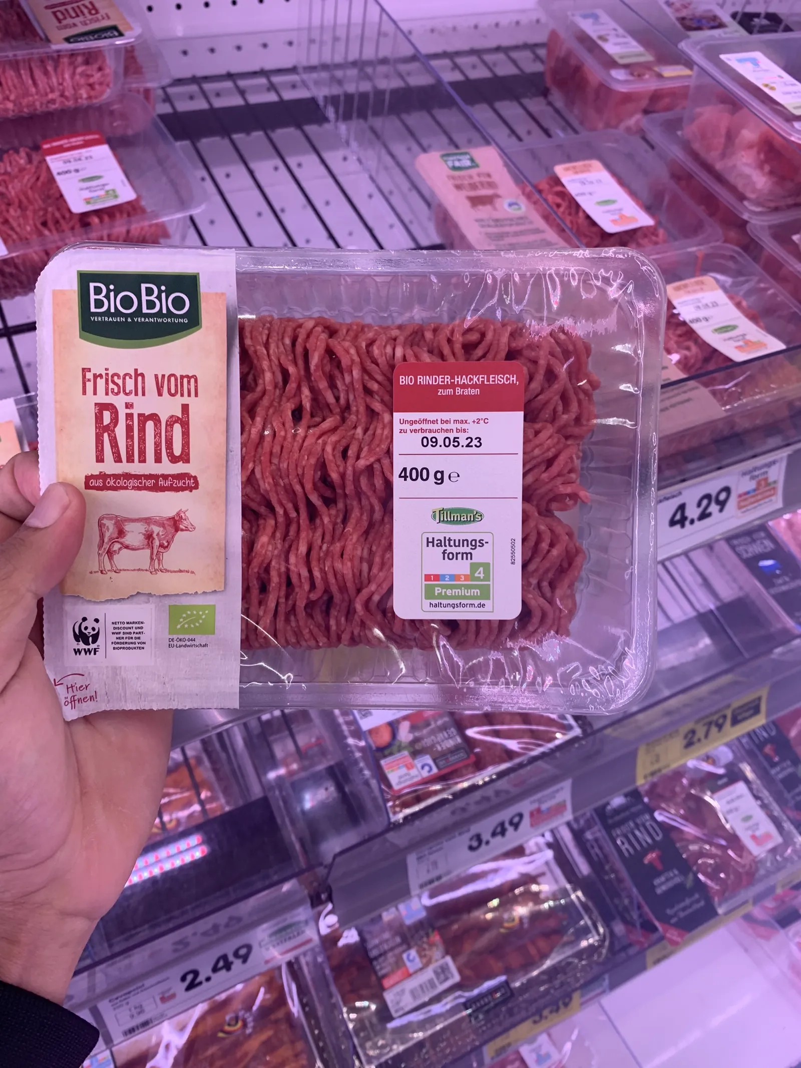 Carne bovina moída BioBio de 400 gramas em bandeja transparente, fotografada na Alemanha