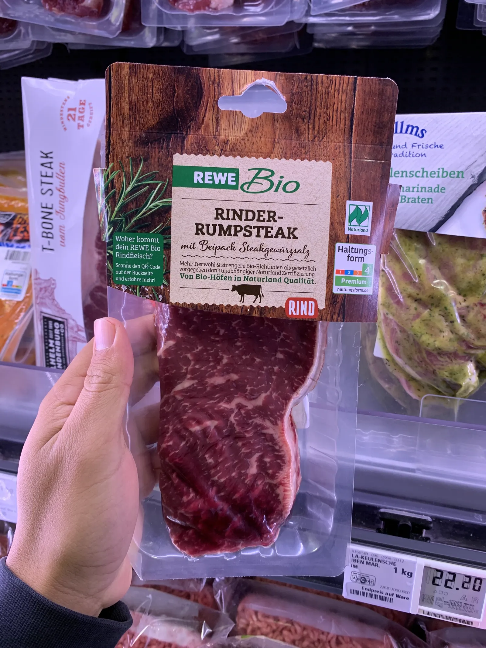 Rumpsteak bovino REWE Bio em embalagem com cabeçalho para exposição vertical