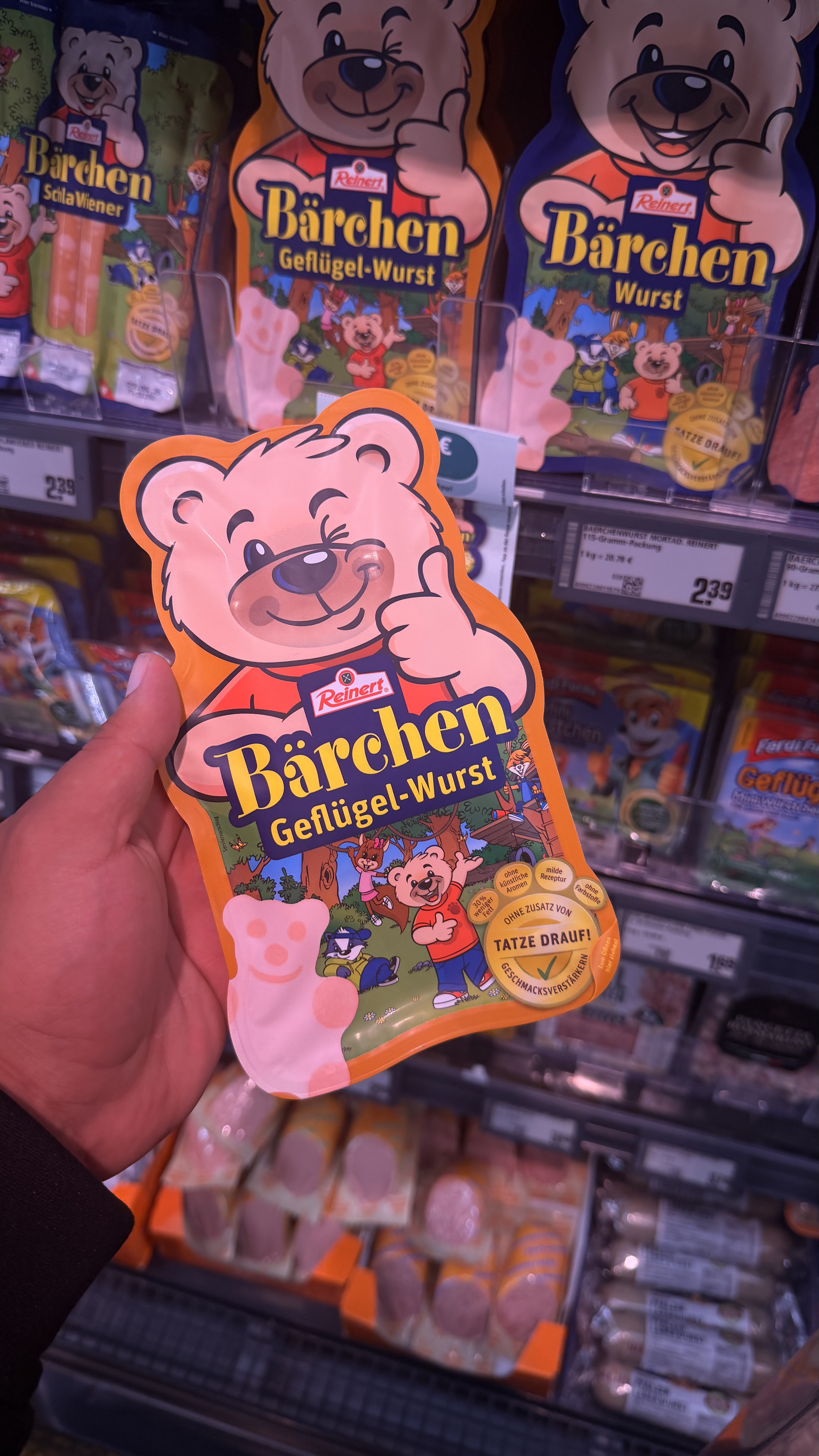 Bärchen Geflügel-Wurst, salsicha de frango infantil com personagem urso e QR no pacote