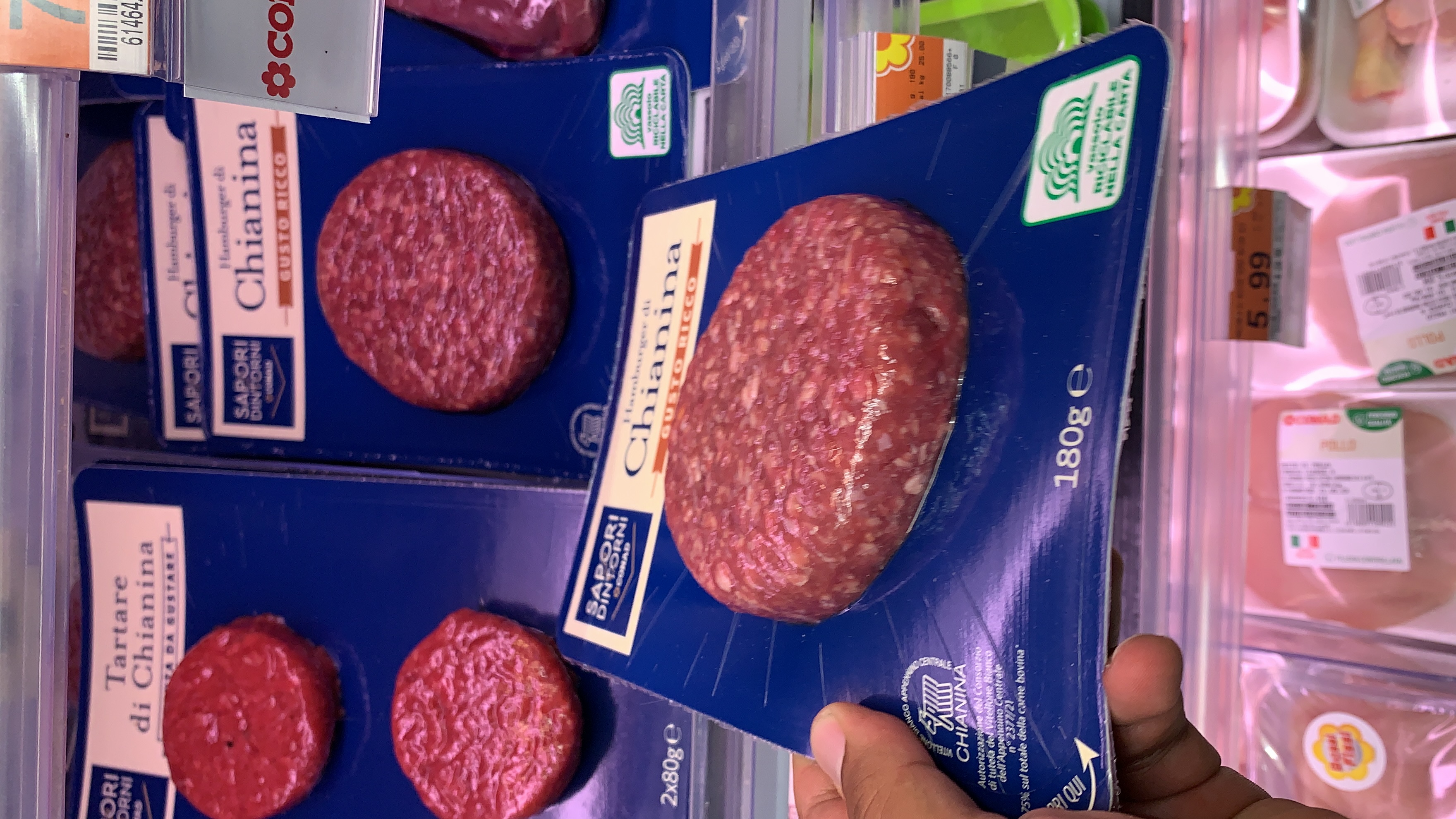 Bandeja de papel-cartão com hambúrguer de Chianina, selo riciclabile nella carta