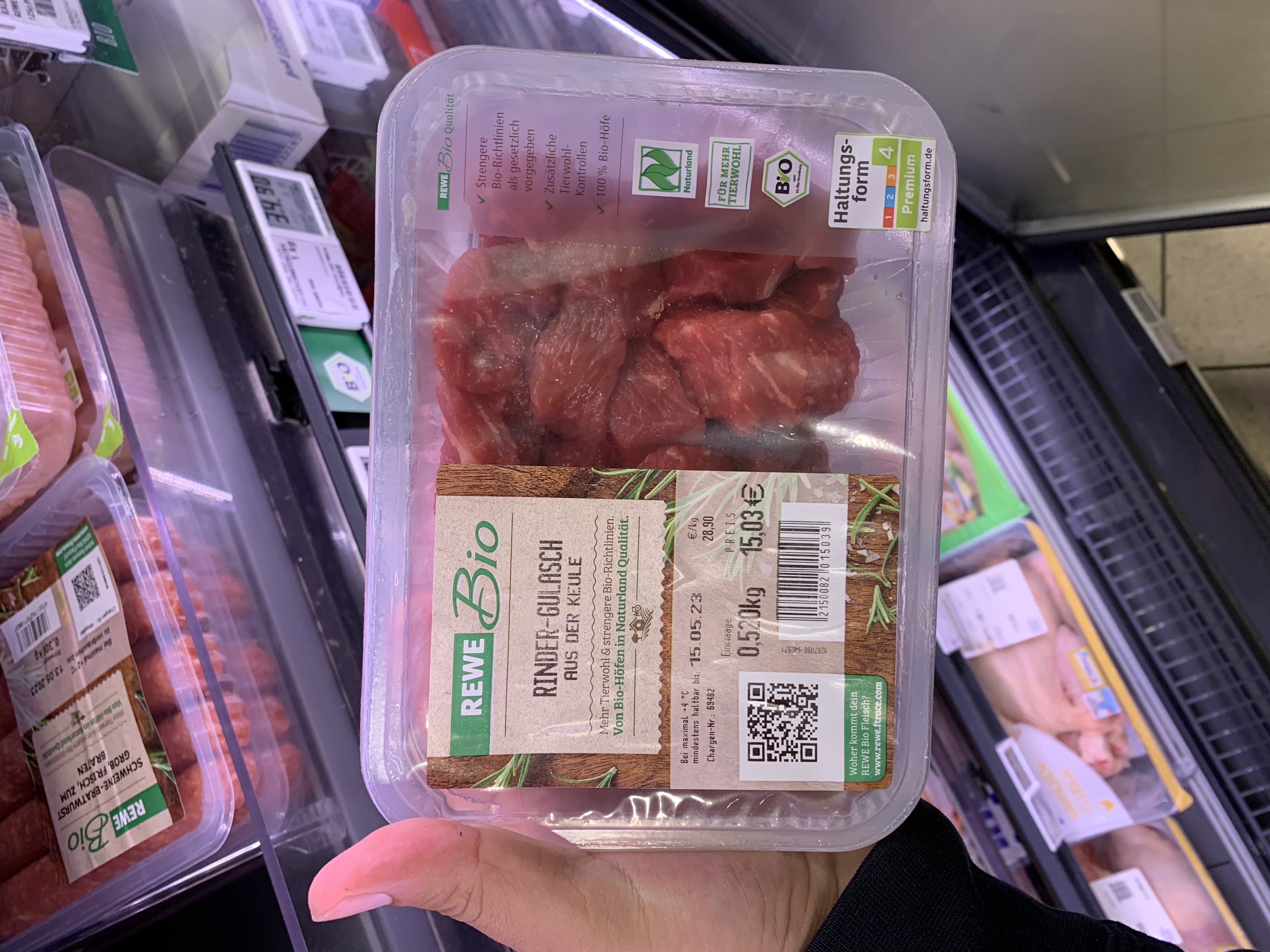 Bandeja REWE Bio Rinder-Gulasch com QR de rastreabilidade na frente do rótulo