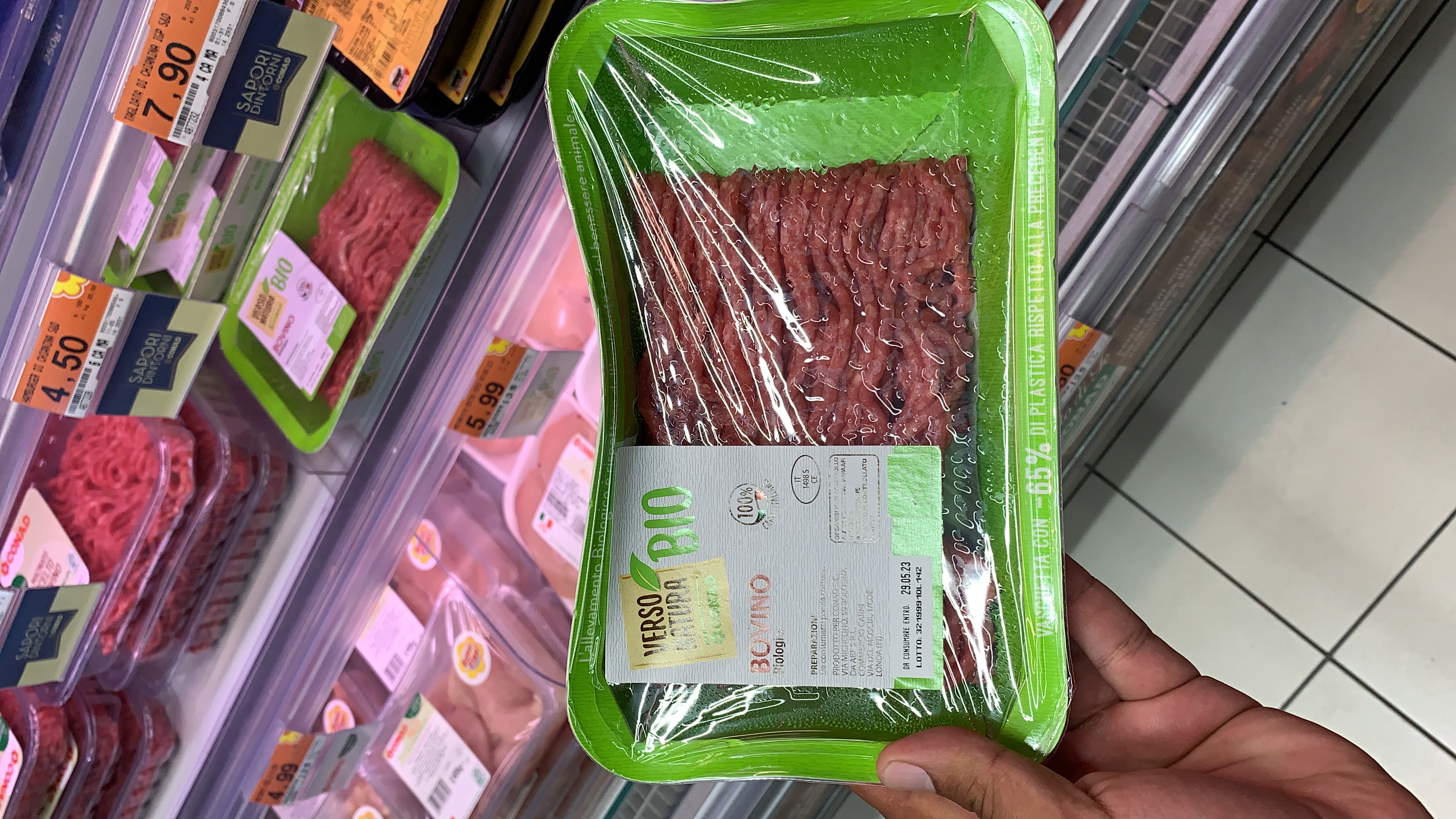 Bandeja de papel-cartão com carne moída orgânica Verso Natura Bio, filme no topo, peça à mostra